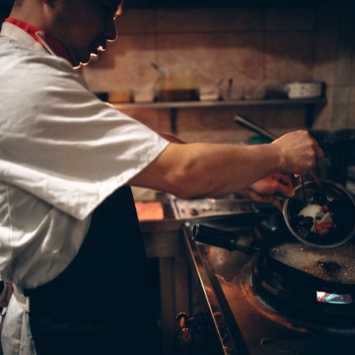 Le chef en cuisine pendant la préparation d'un plat