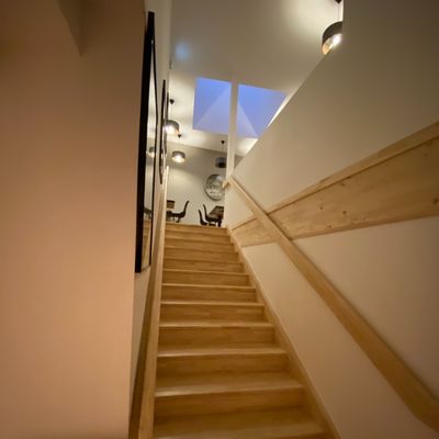 Escalier menant à la salle de réunion du premier étage