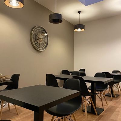Salle de réunion aménagée avec tables et chaises